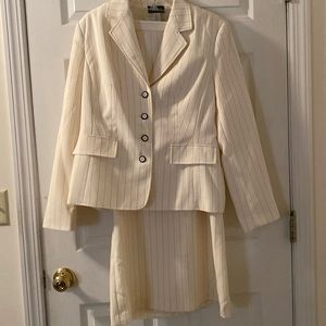 Stunning, two-piece ladies suit by Metrostyle